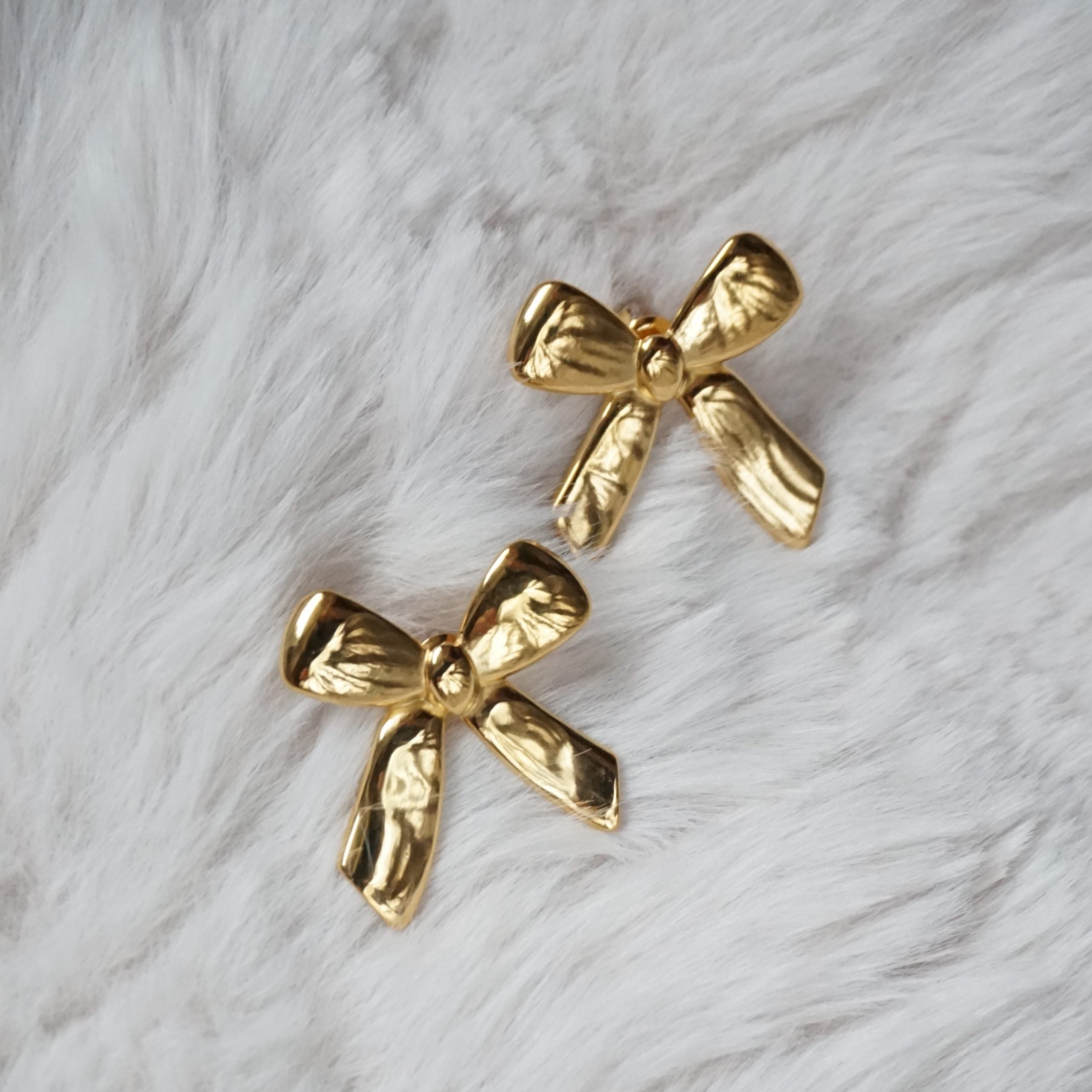 gold maxi stud earrings