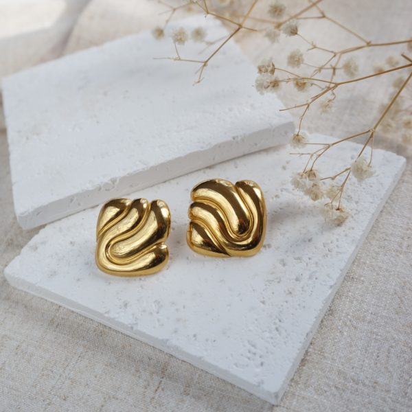 gold flow stud earrings